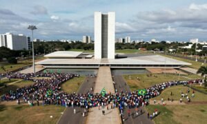 Manifestantes na Esplanada dos Ministérios durante protestos em Brasília