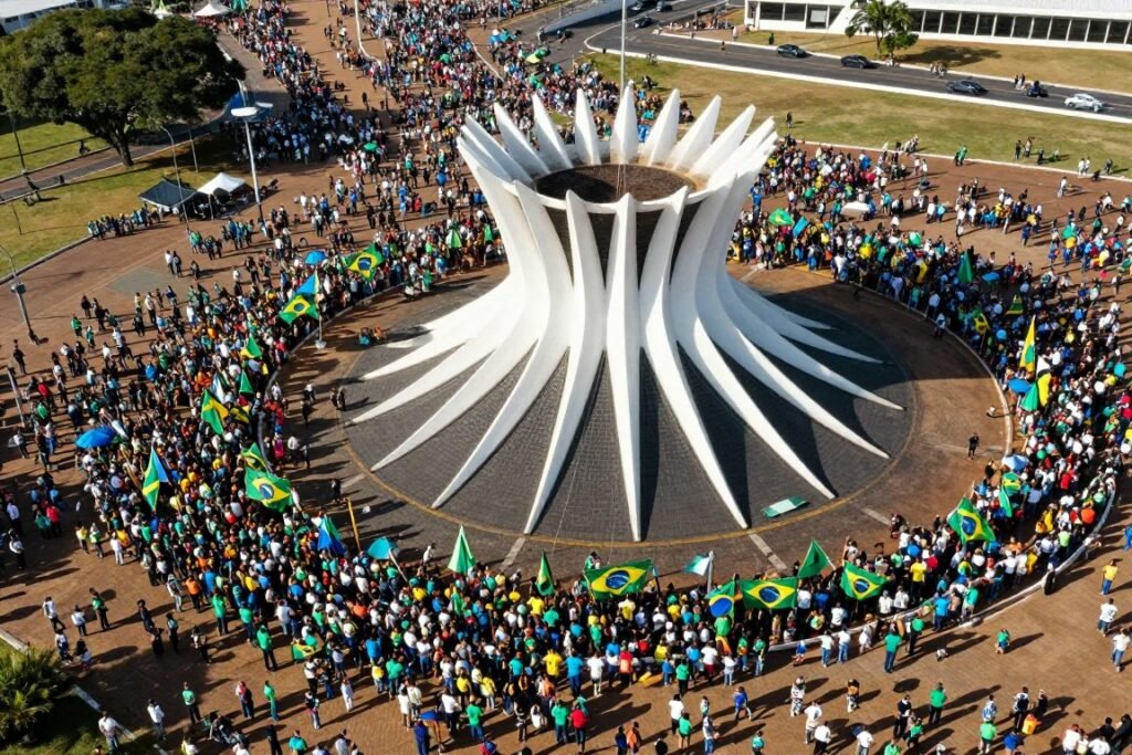 Multidão reunida na Praça do Cruzeiro durante o ato final da caminhada por liberdade em Brasília