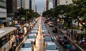 Dicas essenciais para enfrentar tráfego intenso no Brasil