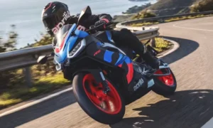 Aprilia RS 457 inclinando na curva em asfalto sinuoso durante teste de pista