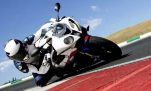 Motor boxer refrigerado a ar da BMW R 1200 GS em estúdio