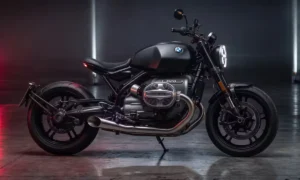 BMW R 20 exposta em estúdio destacando o motor boxer de 2.000 cilindradas com cabeçotes horizontais