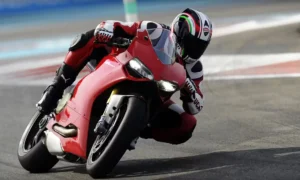 Perfil lateral da motocicleta esportiva Ducati 916 com carenagem vermelha