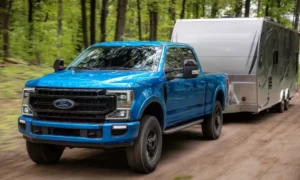Picape Ford Super Duty equipada com motor Godzilla em teste rodoviário