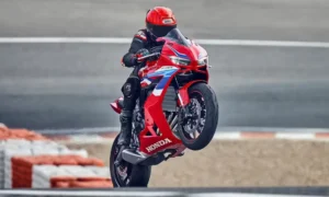 Honda CBR650R estacionada em ambiente urbano com carenagem aerodinâmica