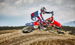 Honda CRF450R Works Edition 2027 posicionada em cavalete com aletas em vermelho e grafismos HRC