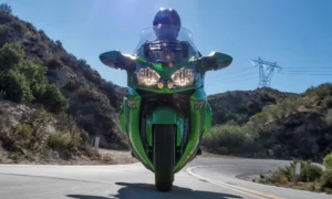 Kawasaki Concours 14 rodando em rodovia pavimentada