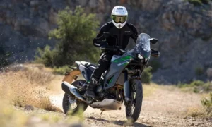 Roda dianteira raiada de 21 polegadas com discos duplos da Kawasaki KLE650 ABS