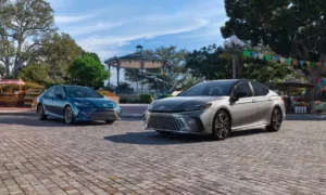 Toyota Camry 2026 Hybrid: Por que o sedã superou RAV4 e Highlander na prática