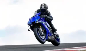 Yamaha R1 2026 mantém motor crossplane e preço competitivo nos EUA